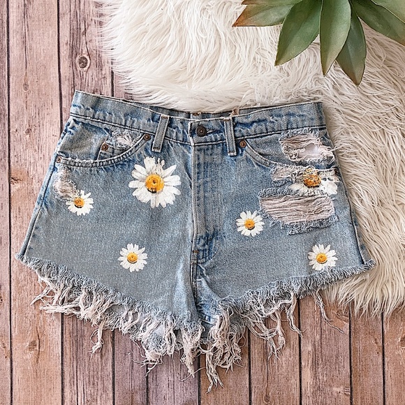 Levi's Pants - FURST OF A KIND Daisy Cut-Off's